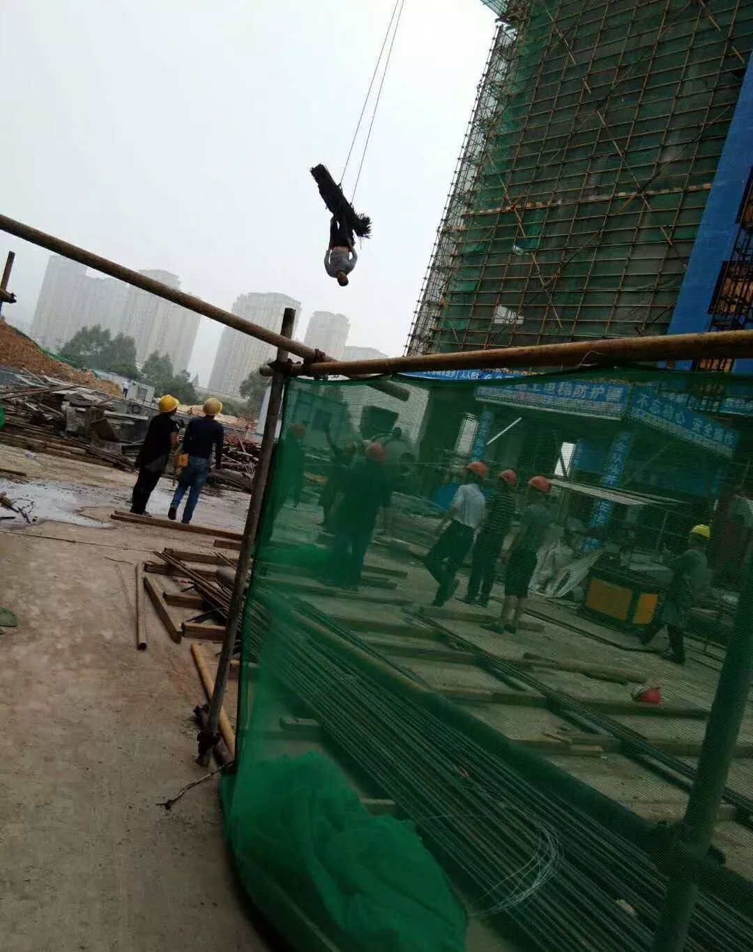 离奇的钢筋吊装伤害事故背后有无监管问题