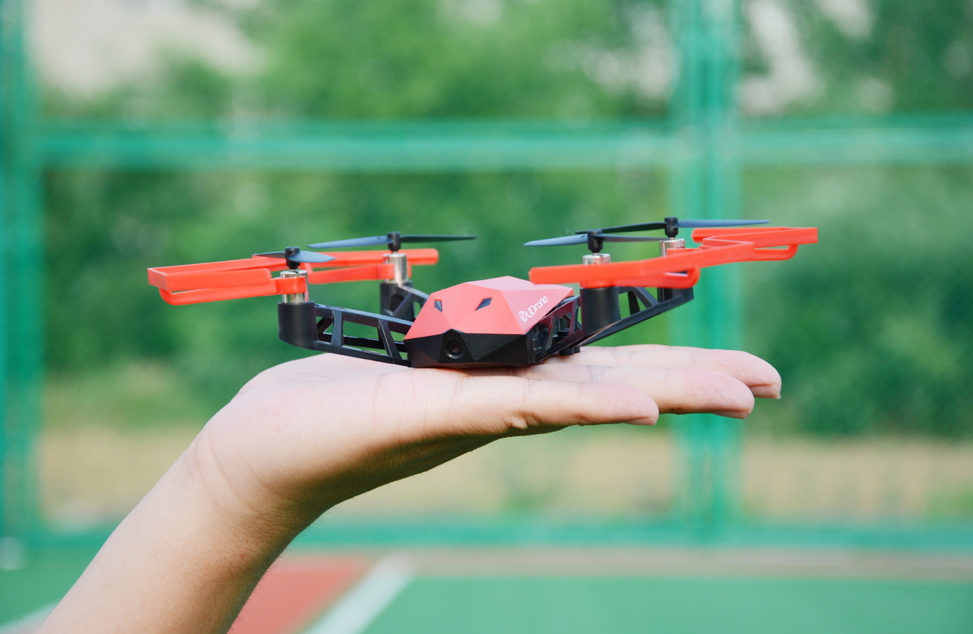 锻炼儿童的专注力靠意念操控udrone意念无人机上手测评