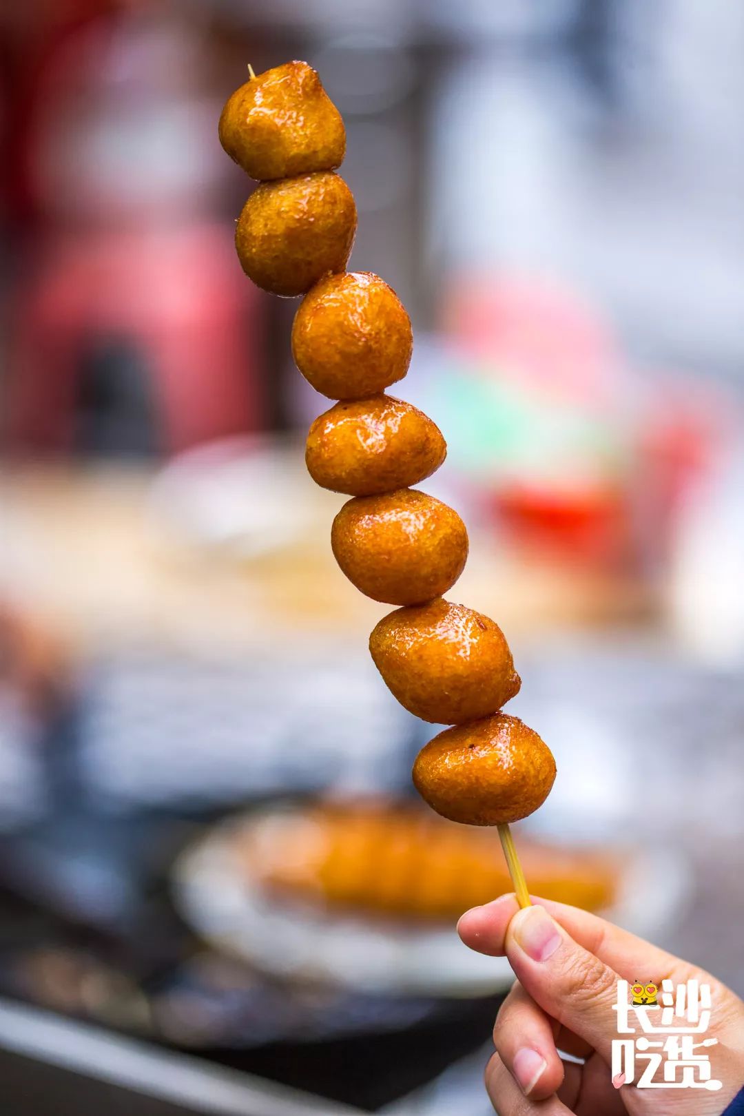 很袖珍的糖油粑粑,吃起来不粘牙,外酥里嫩,酥脆糖衣占比更大,一整串吃