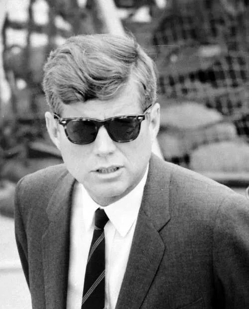 当年的美国总统肯尼迪也是这款墨镜的忠实爱好者,每次出场佩戴的几乎