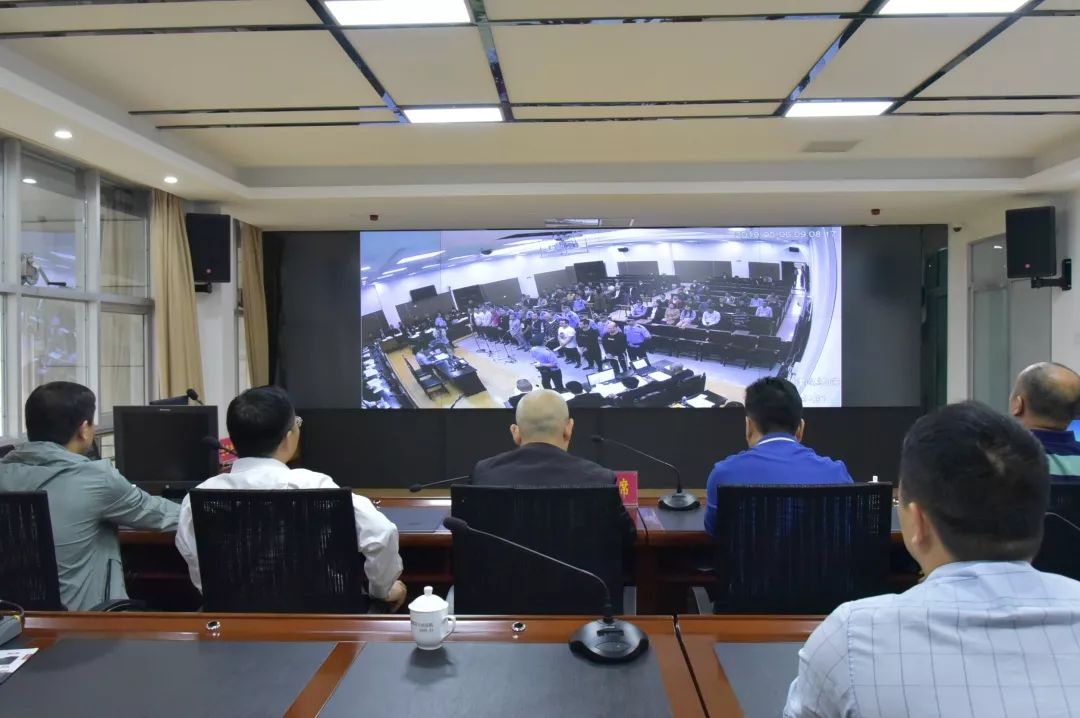 市领导在现场观看庭审市委常委,公安局长吴世平,市委常委,政法委书记