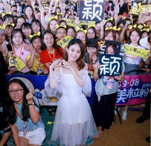 明星和粉丝合影杨幂用心周冬雨像假小子而杨颖却被粉丝抢镜