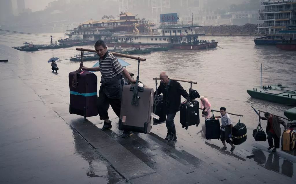也有说是以前重庆人的纤夫文化(棒棒军),拼座拼桌时候用的,主要作用是
