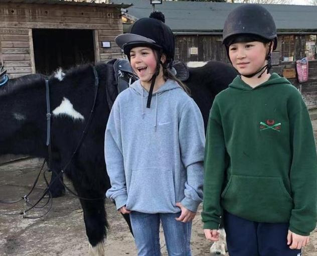 前央视主持人远嫁英国生下混血龙凤胎年近50岁如今独自养娃