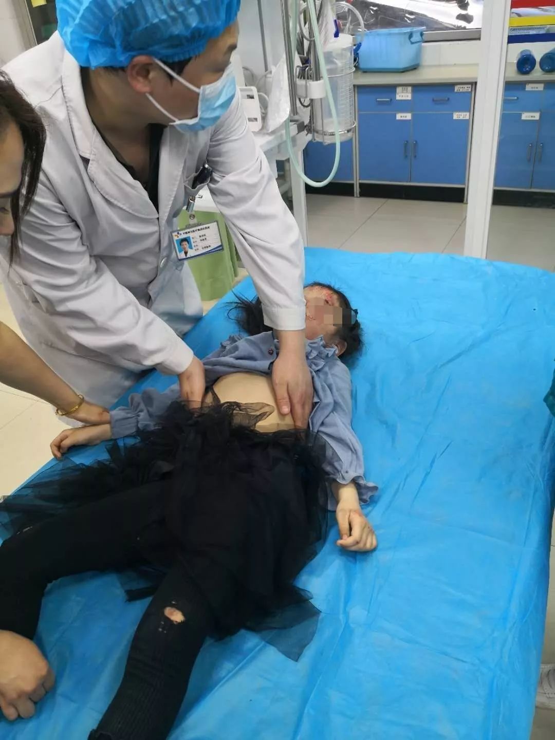 五岁女童遭遇车祸昏迷不醒警车开道鹰城市区上演生死时速