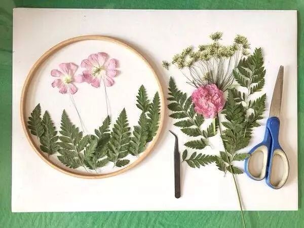 押花,正是撷取大自然中四季盛开,五彩缤纷的鲜花,经过特殊工艺脱水,保