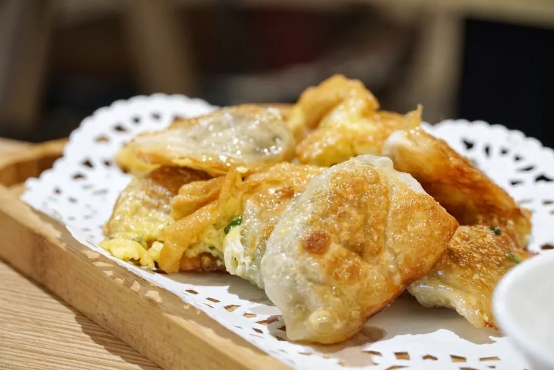 寻常吃到的蛋煎饺大多都以嵊州式的上嫩下焦型为主,但这家则是先将