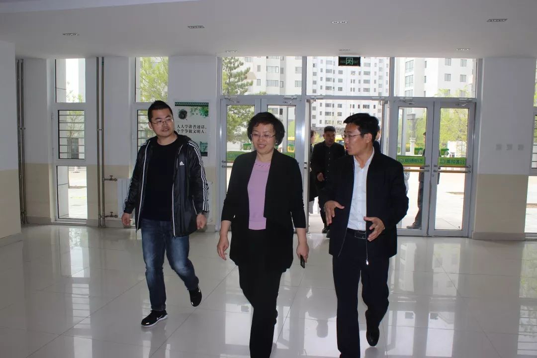 记伊旗政府副旗长闫彩煜一行到北京师范大学鄂尔多斯第二附属学校调研