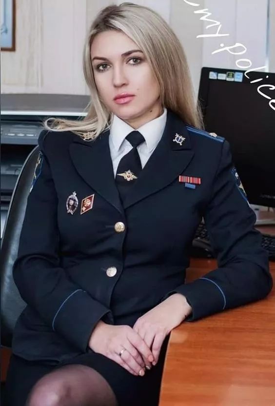 俄罗斯女警美得就像玩警服cosplay一样