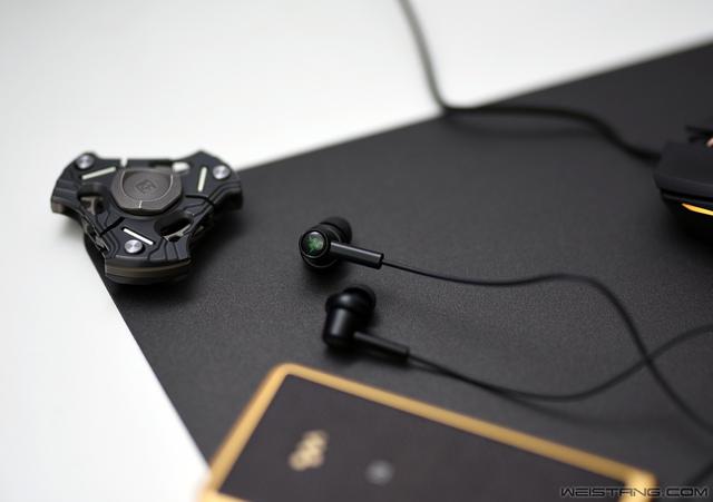 razer战锤狂鲨双核版入耳耳机评测