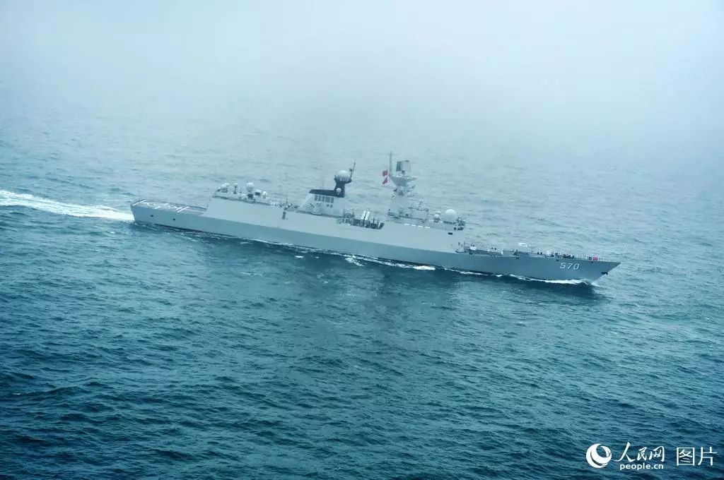 看中国海军破雾而出!