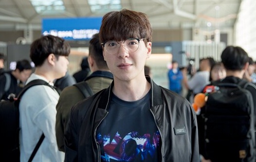 本次的季中冠军赛,在他们出发之前,国外媒体采访到了他们的选手及教练