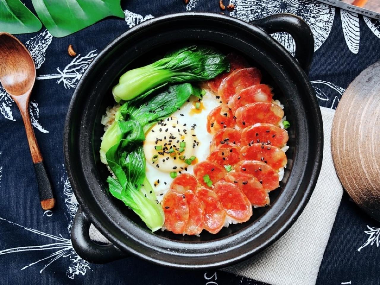 自从学会做煲仔饭每天换着口味吃腊肠肉鲜饭香扑鼻