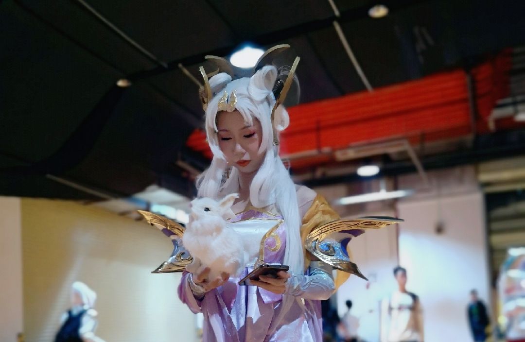 原创萤火虫漫展广州站抱着可爱玉兔的嫦娥真的是小姐姐吗