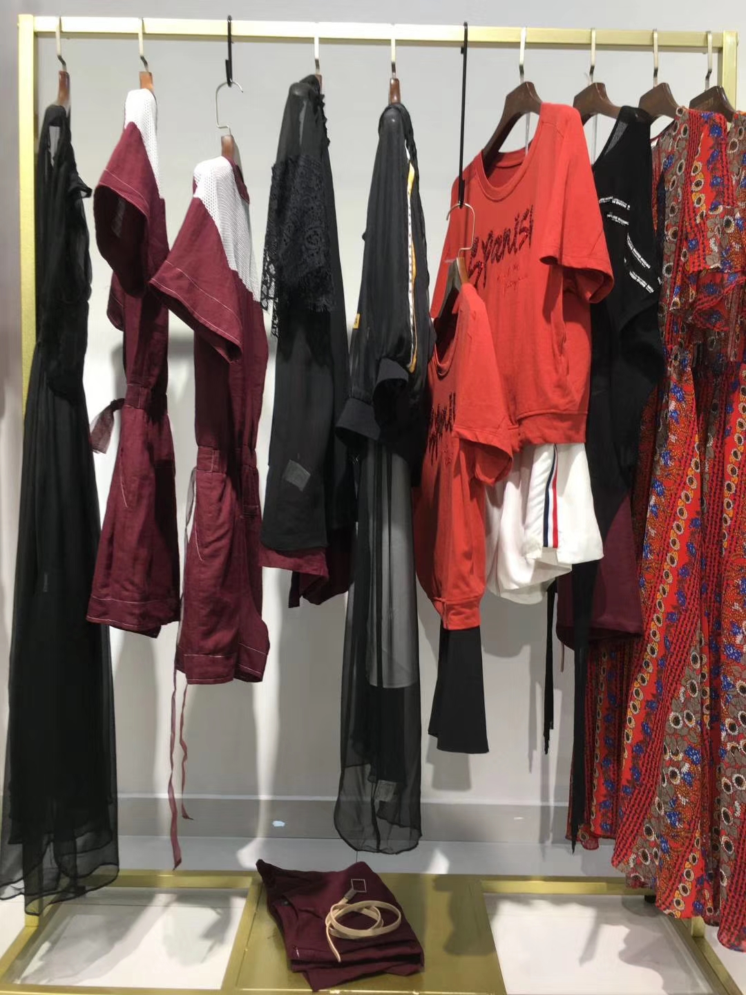 艾尔利斯19年夏 品牌折扣女装店货源 杭州品牌折扣女装市场