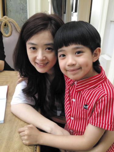 难怪女星都怕了蒋欣,同框被衬托成大头怪,真是魔鬼的存在啊_祖儿