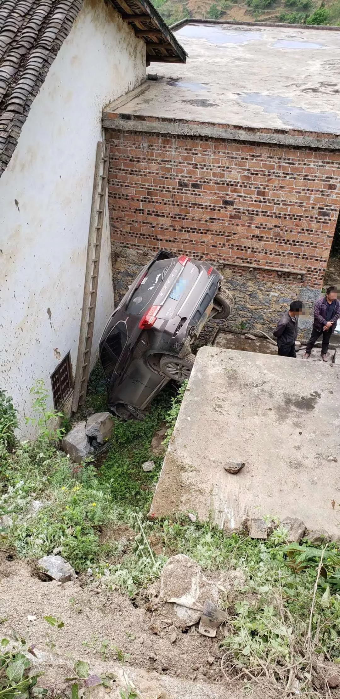 离奇车祸昭通彝良一小车飞下公路落到村民家洋沟里