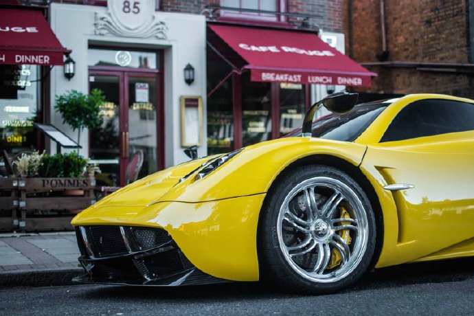 黄色风神帕加尼huayra