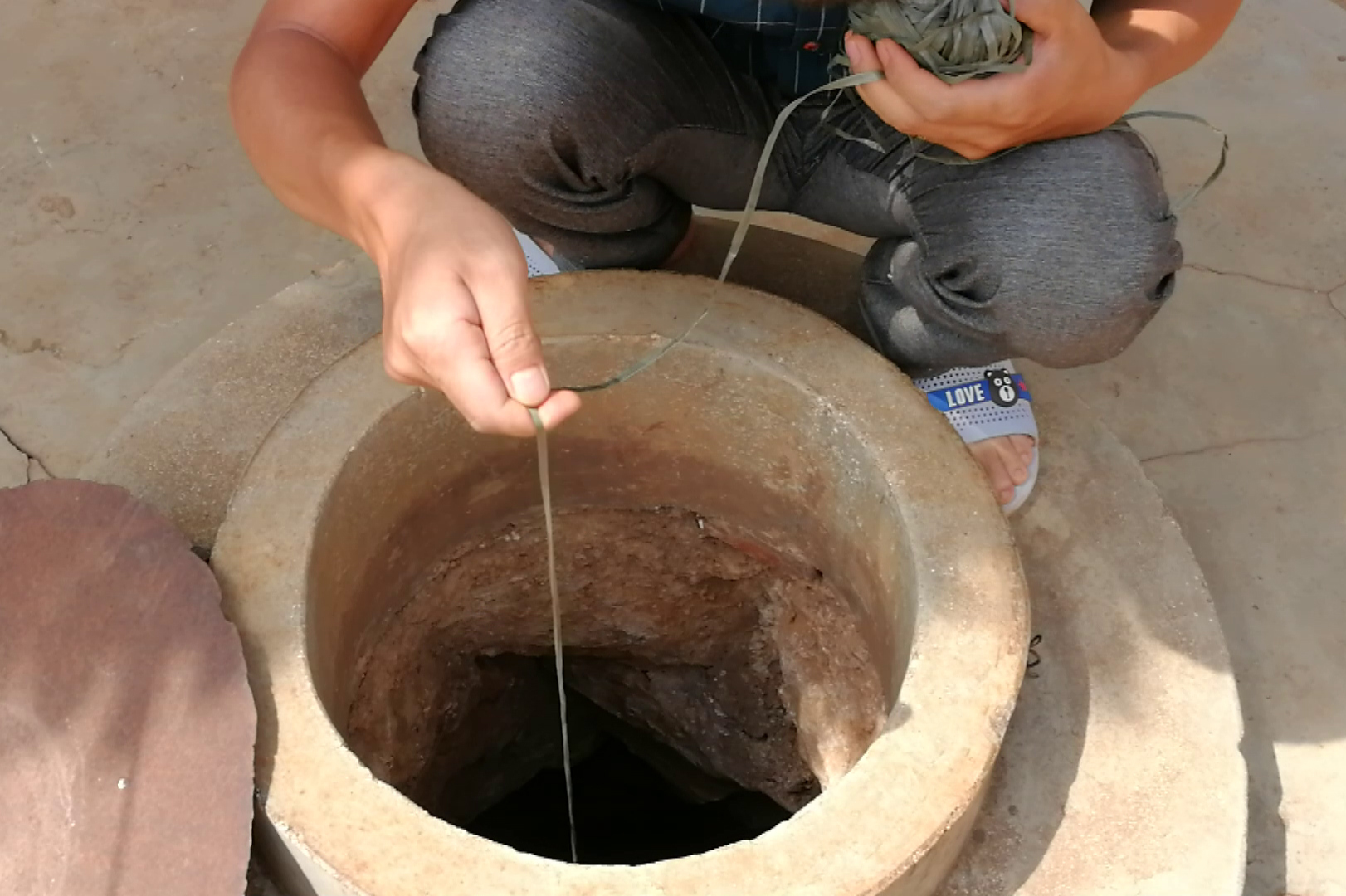 农村小伙用磁铁打捞水井里面吸出了什么大家猜猜看