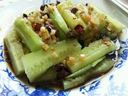 【健康美食】30年家庭主妇凉拌黄瓜秘方,不放生抽不放醋,咸香可口又