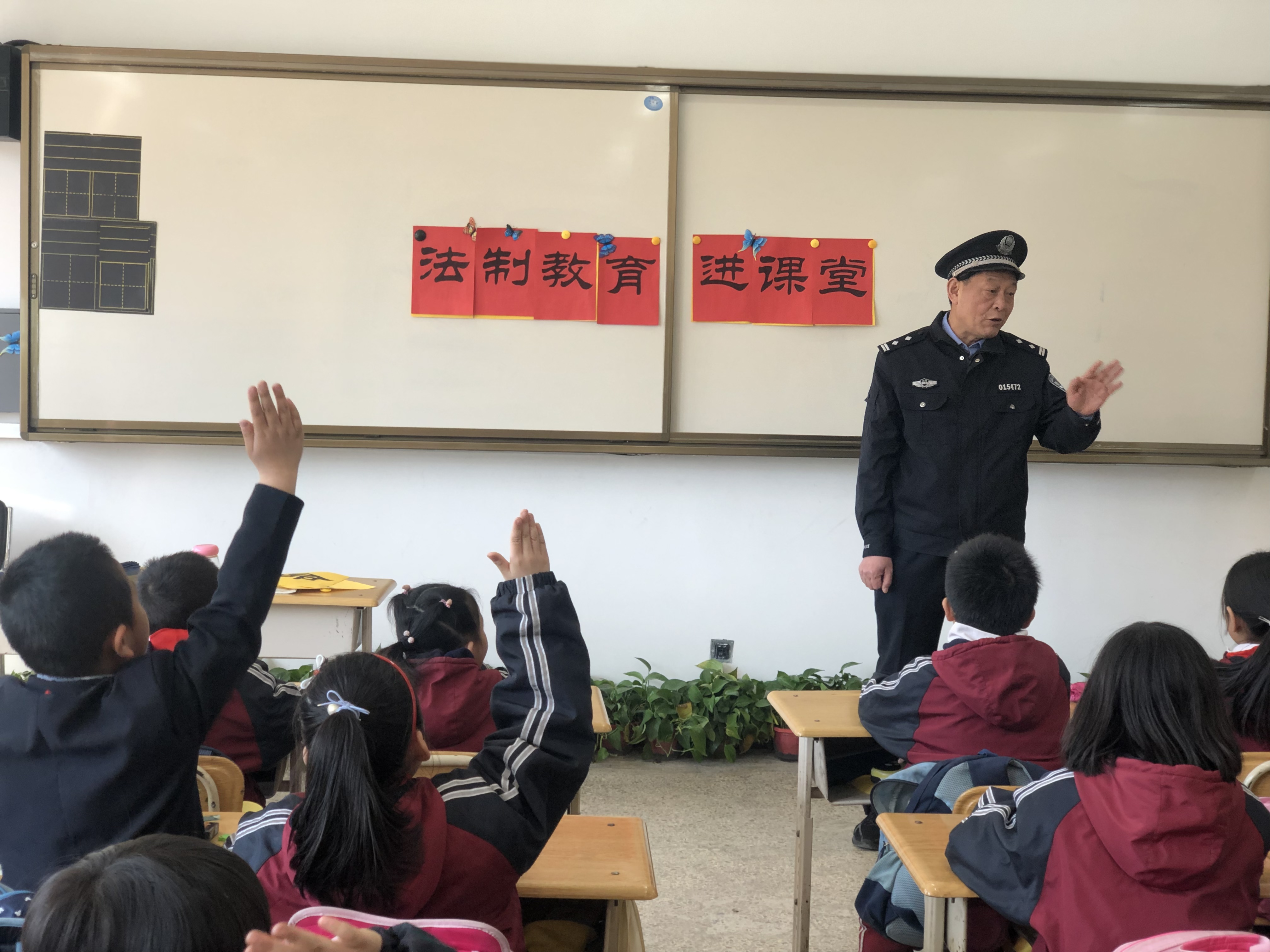 课堂讲"法,还得他们来—迎泽区东岗小学开展法制教育课