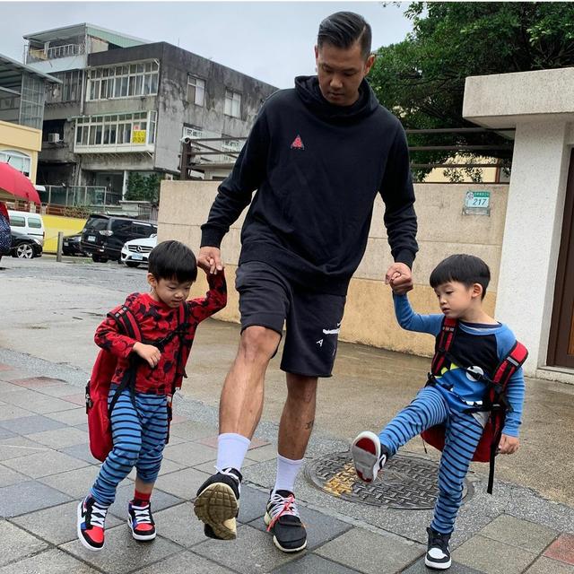 原创范玮琪结婚纪念日晒陈建州和双胞胎儿子一起玩水欢乐有爱