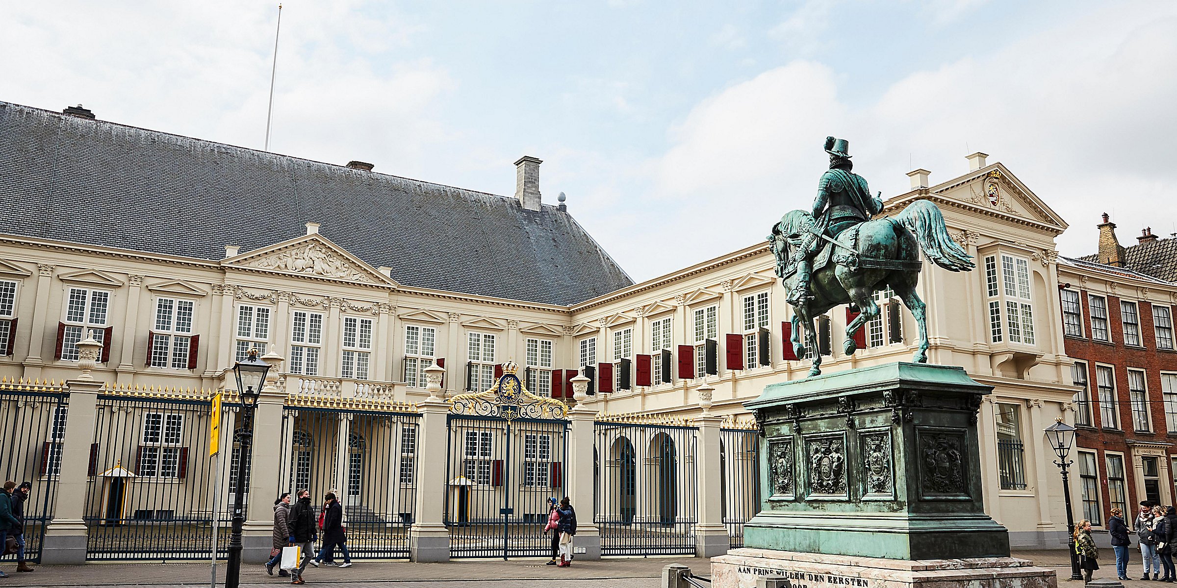 都是位于海牙,其中包括内阁,最高法院,所有的外国使馆以及王宫等等