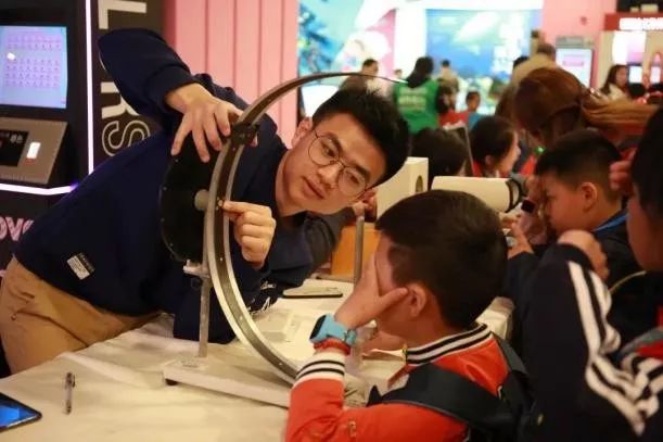 浙江理工大学的大学生科普志愿者们将手触电池,棒框仪,电流迷宫,彩色