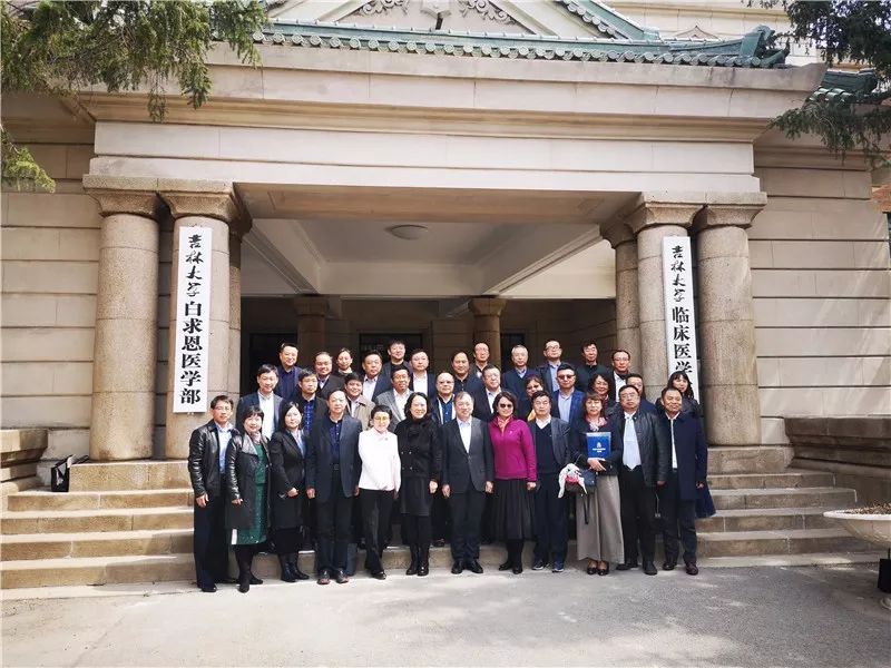 會後,校友們參觀了學校圖書館及白求恩醫科大學基礎醫學部.