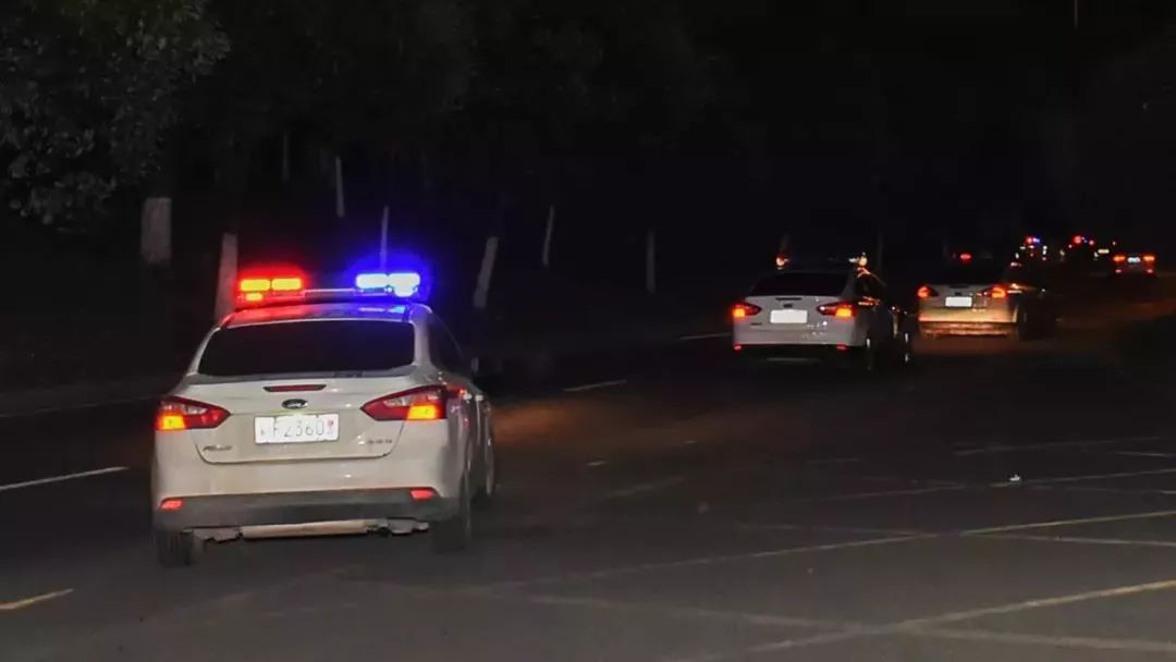 参勤警力着装规范,警容严整,巡逻时所有警车开启警灯.