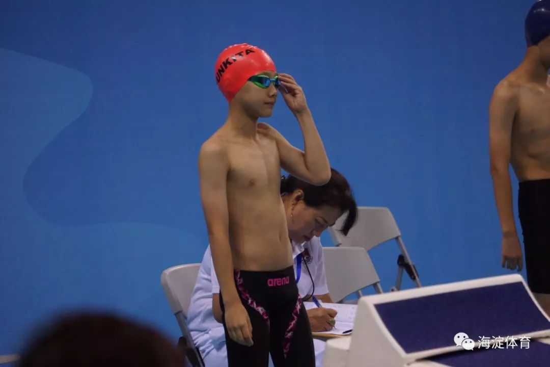 区游泳校许聪校长全程陪伴队员参加比赛充实而有意义的假期他们在赛