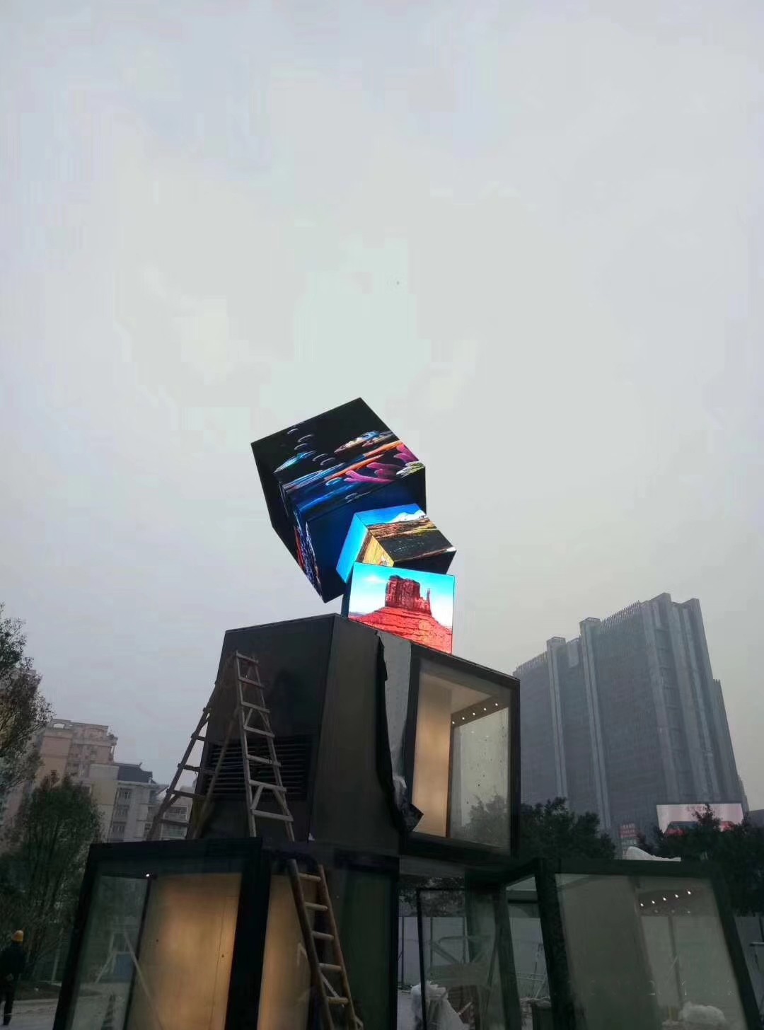 目前写字楼常见的几种led透明显示屏客观的设计讲解