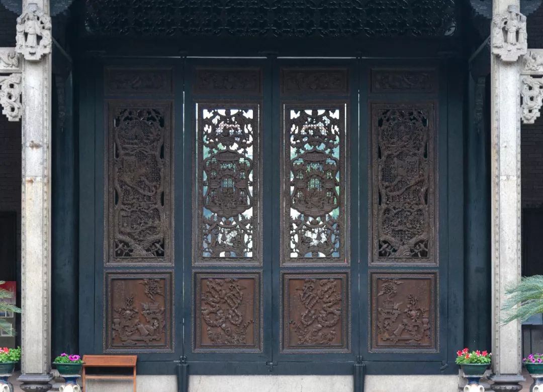 木雕屏风▲细节图,渔樵耕读祠堂正面的外墙有6幅巨型砖雕作品,刻画