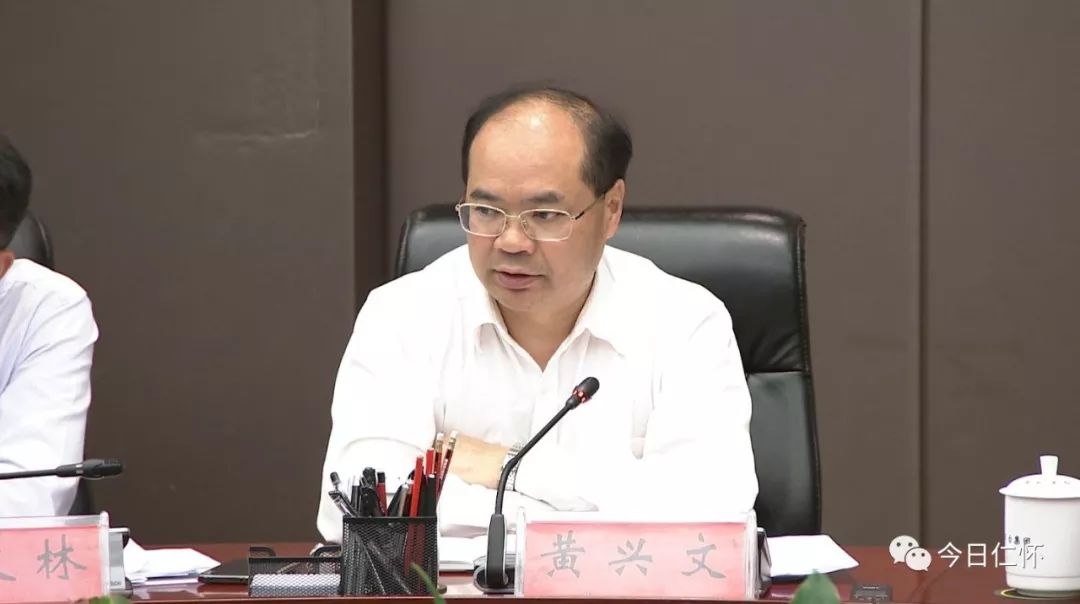 会上,范元平为立法起草团队授牌;刘兴万对《遵义市茅台酒类生产区保护