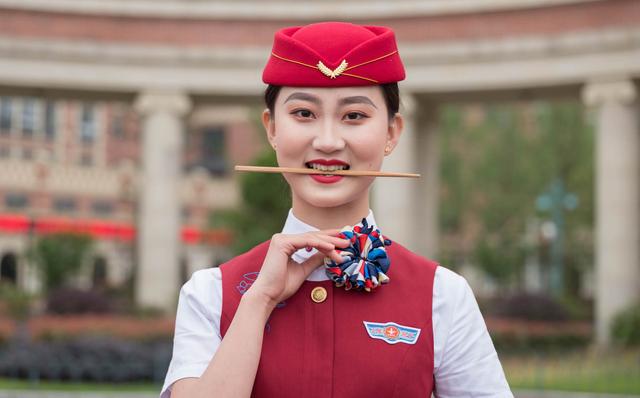 空姐用身体摆笑脸图案 天航天天都是微笑日