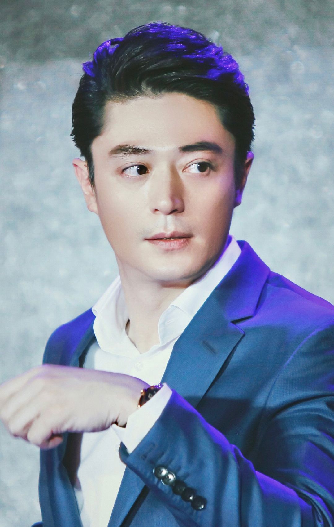 他总不能跟儿子比帅比年轻,因为要演中年男子,敬业的霍建华就留起胡子