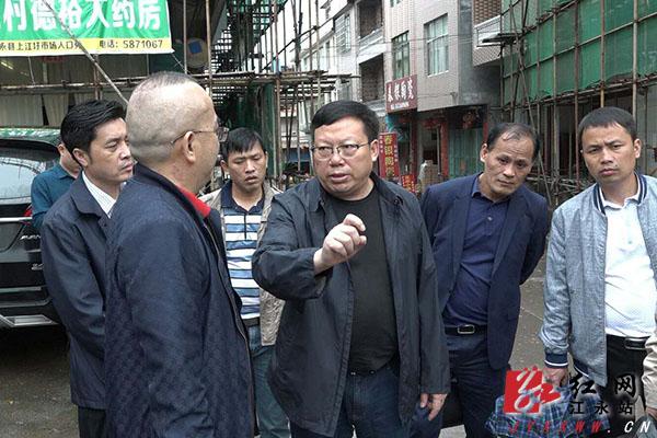 健)5月5日,江永县委书记周立夫走上街头调研创建"国家卫生县城"工作