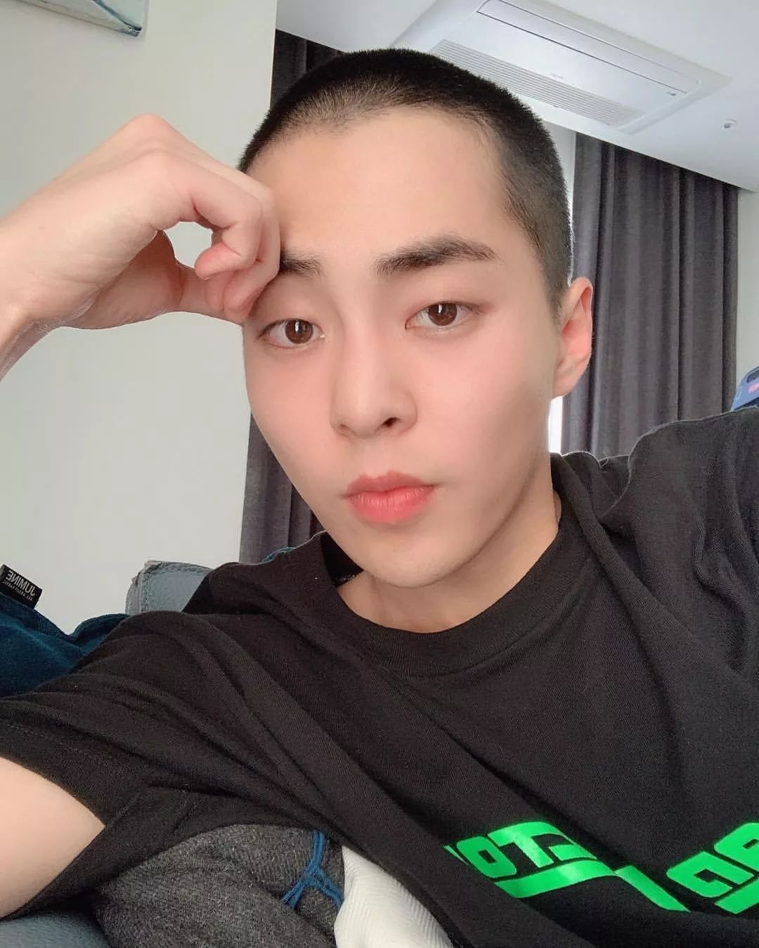太好哭xiumin低调入伍 灿烈晒成员们摸xiumin寸头合照