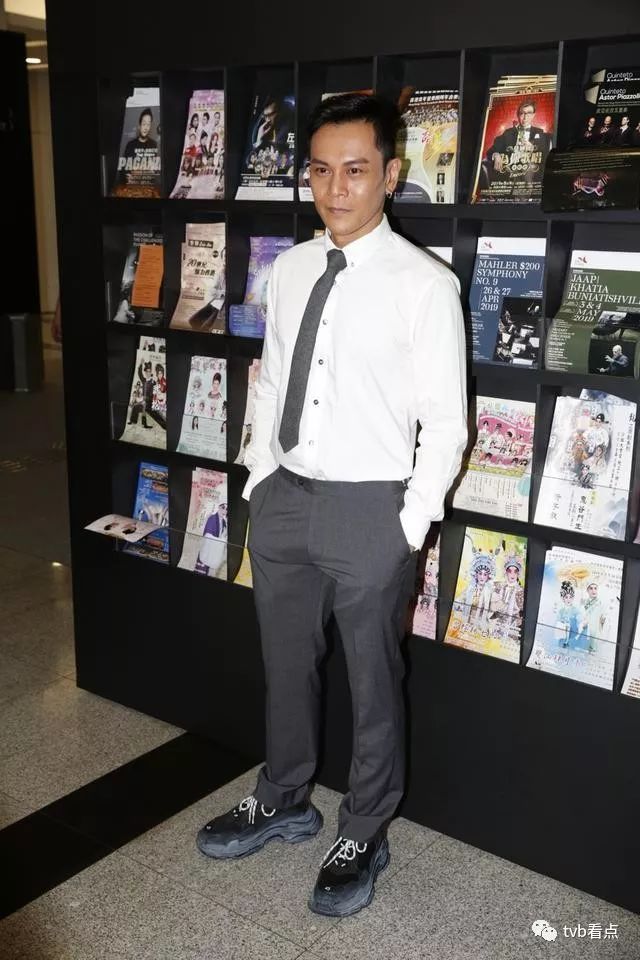 李天翔又笑谓:「我和李浩群认识了两年多,他在娱乐圈好多年,除了幕前