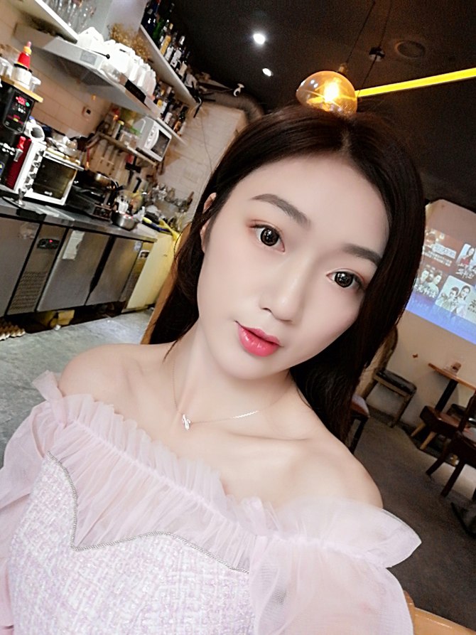 拒绝过度美颜四美女3200万像素荣耀20i自然美拍初体验