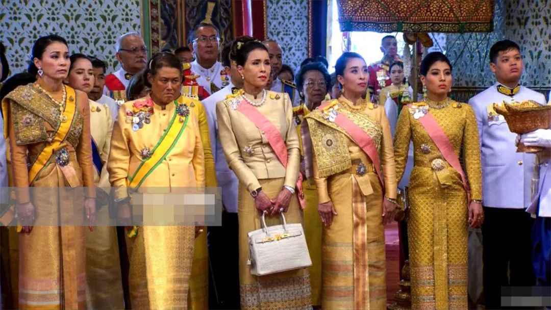 67岁泰王宠爱小女儿公主敢在官方活动掏出手机国王还配合镜头