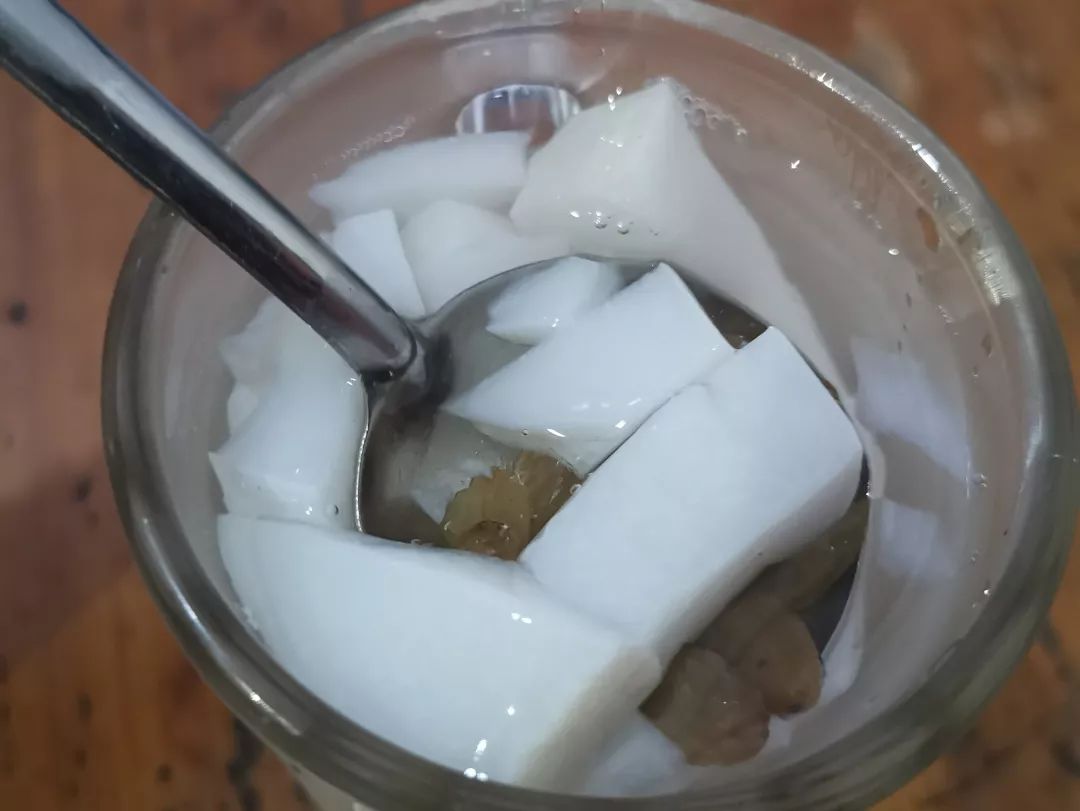 单价:5块钱口感:不同于京都的透明豆腐,白色固体的杏仁豆腐给你带来一