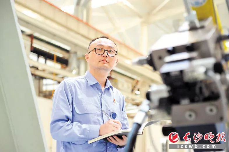 最美劳动者中航起落架冯广给九妹装了条长沙硬腿