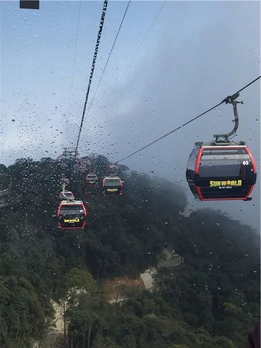 世上最长的跨山缆车童话般的城堡地下的游乐设施虽然岘港与芽庄一样