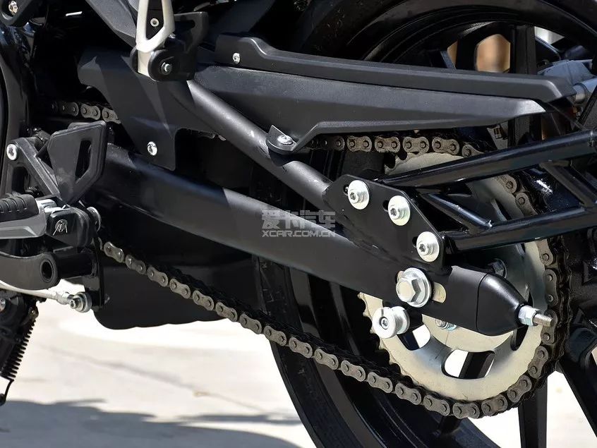 幼狮250使用了高强度钢管编织车架,裸露在外的车架为它增加了不少视觉