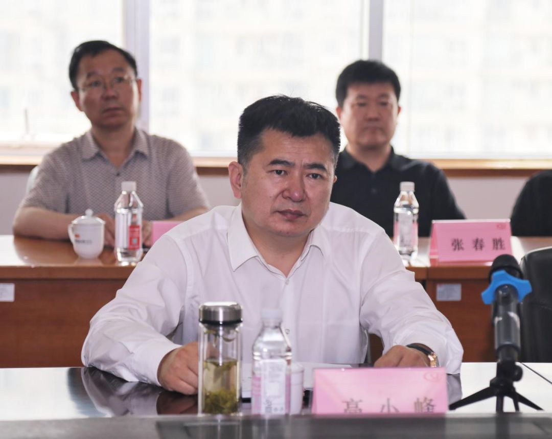 榆林市医保局局长高小峰座谈会上,肖惠中局长介绍了我市医疗保障