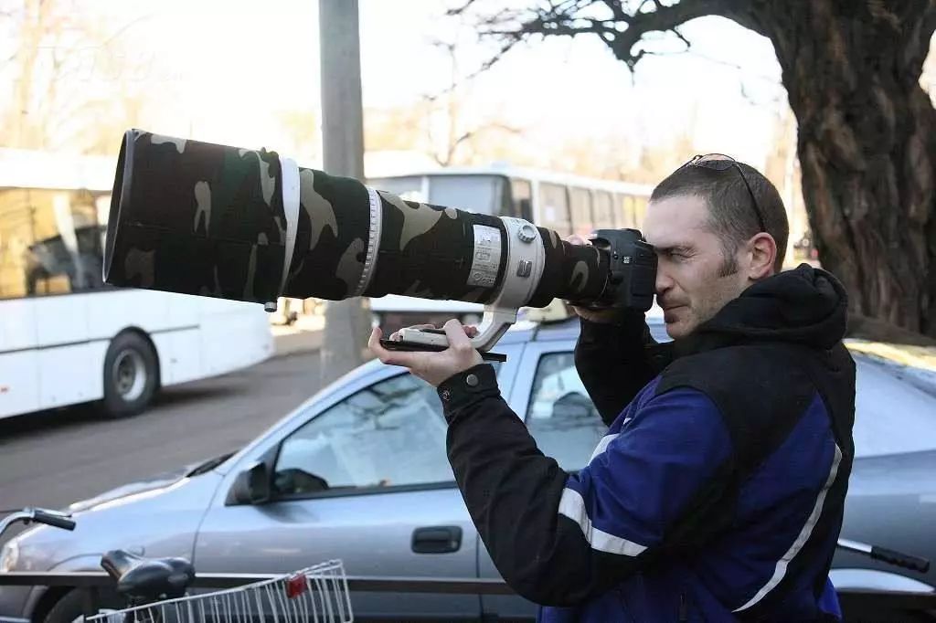 在大多数人的印象中,镜头越大越长=越贵越专业,这也不是一点道理没有
