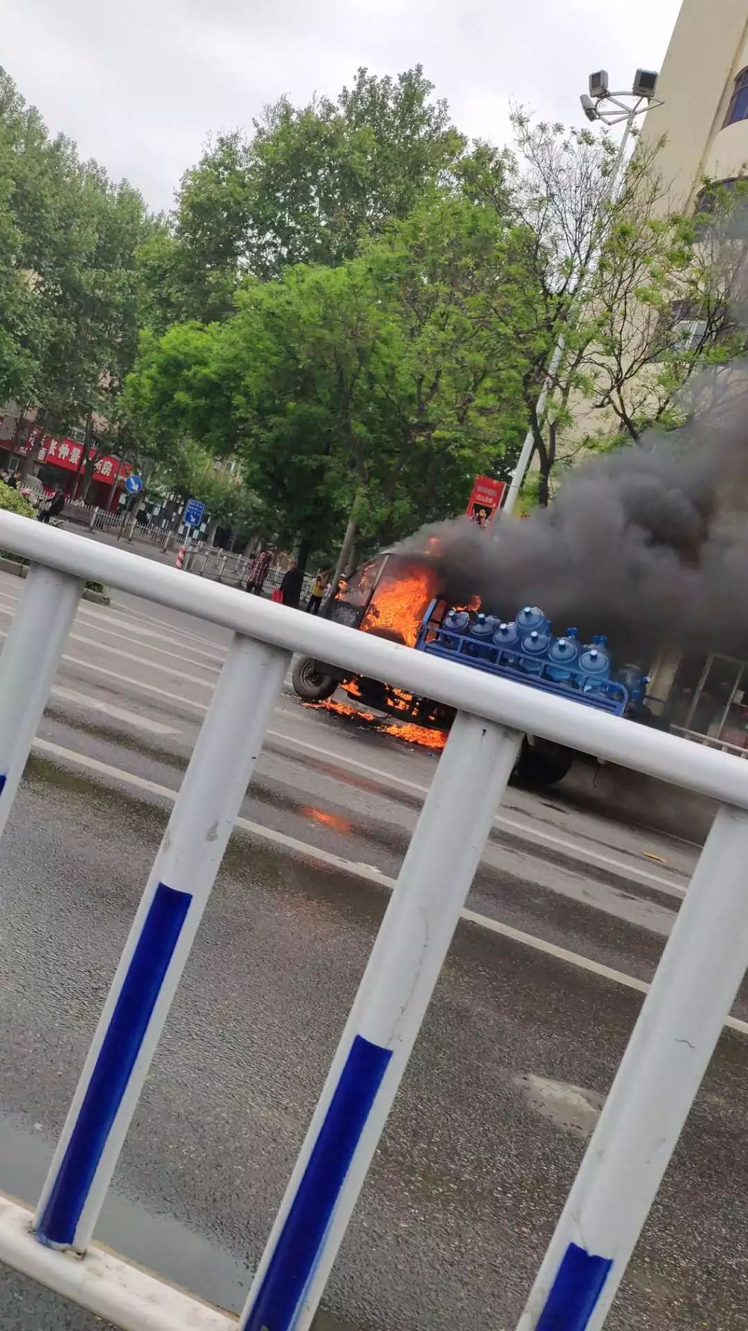 漯河湘江路和解放路口,一送水车头被烧成空架!