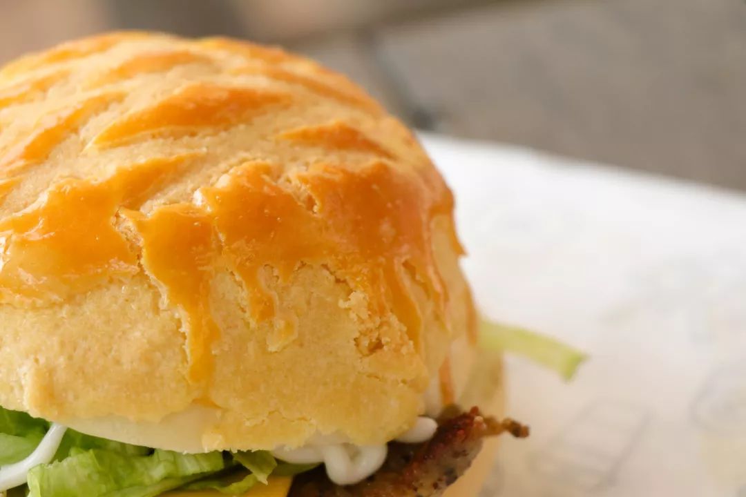酥脆香甜的外皮是靓丽的包装,金黄的菠萝包自带港式风范.