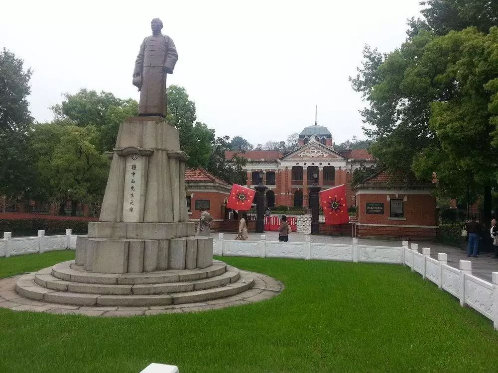 是依托中华民国军政府鄂军都督府旧址(即武昌起义军政府旧